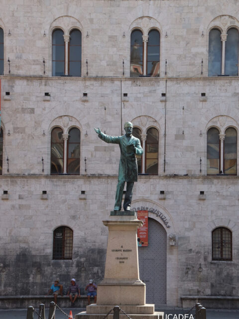 La statua dedicata a Giuseppe Mazzini nella omonima piazza di Chiavari