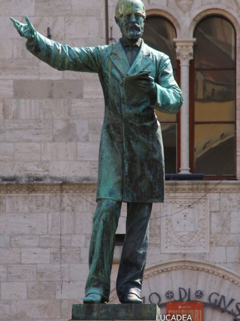 La statua dedicata a Giuseppe Mazzini nella omonima piazza di Chiavari