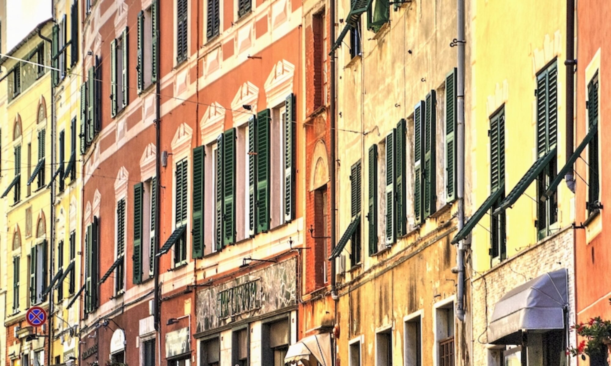 Le alte case colorate nella stretta via Marco Sala a Genova Nervi
