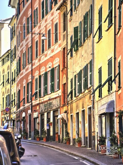Le alte case colorate nella stretta via Marco Sala a Genova Nervi