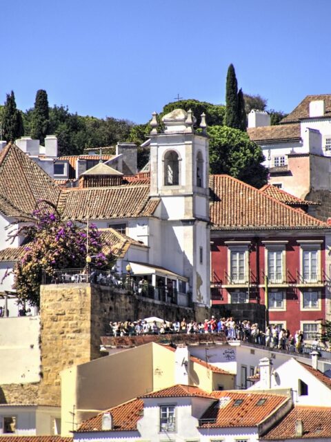 La chiesa di Santa Lucia e il Miradouro das Portas do Sol a Lisbona