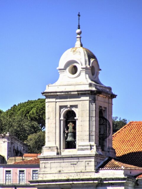 La chiesa di Santa Lucia e il Miradouro das Portas do Sol a Lisbona