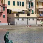 La statua del Pescatore in Baia del Silenzio fotografata il 13 luglio 2023