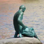 La statua del Pescatore in Baia del Silenzio fotografata il 13 luglio 2023