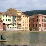La statua del Pescatore in Baia del Silenzio fotografata il 13 luglio 2023