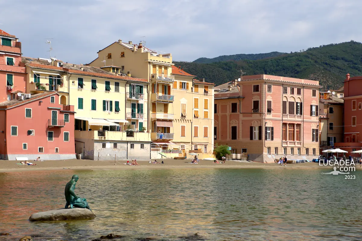 La statua del Pescatore in Baia del Silenzio fotografata il 13 luglio 2023