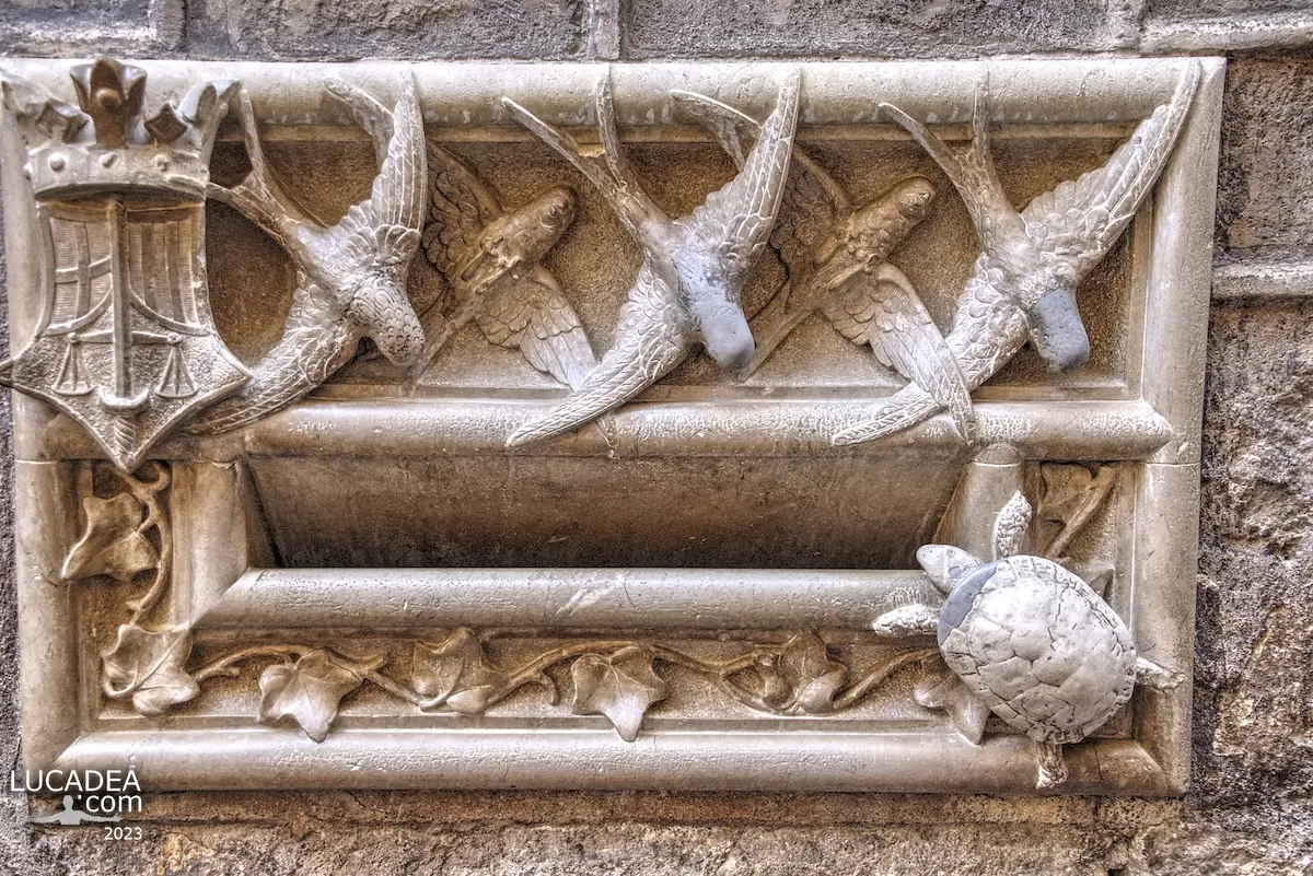 Cassetta delle lettere decorata della Casa dell’Arcidiacono a Barcellona con rondini e tartaruga scolpite