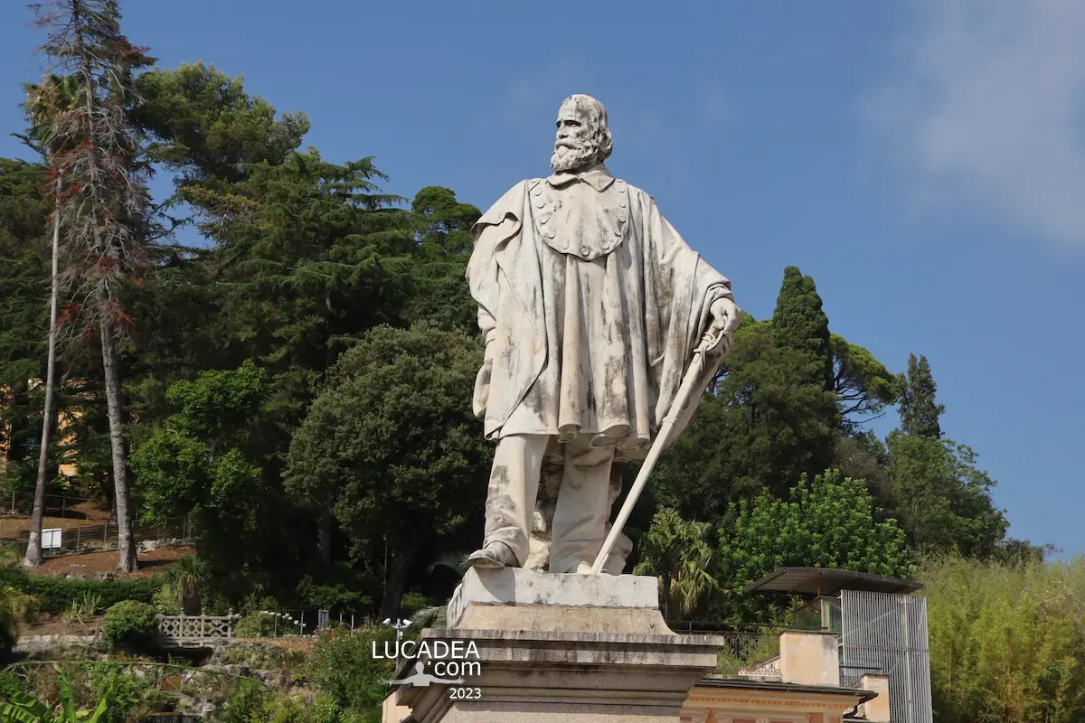Statua di Giuseppe Garibaldi nel centro di Chiavari tra il caruggio dritto e corso Garibaldi in Liguria