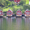 Casette rosse nella baia di Flam in Norvegia