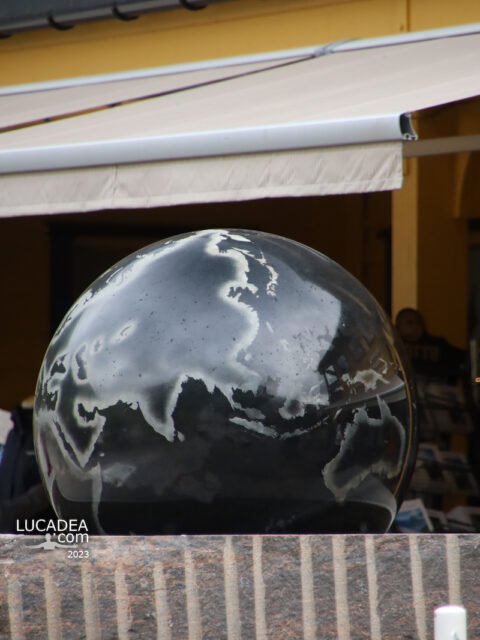 Il globo in pietra nel porto di Flam in Norvegia