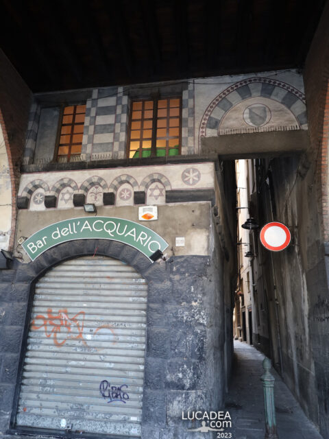 Decorazioni antiche in via di Sottoripa a Genova