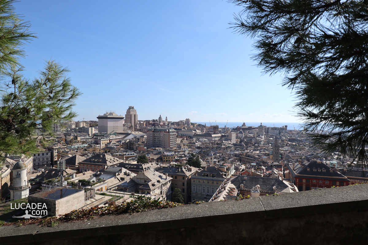 Tutta Genova vista dalla Spianata Castelletto
