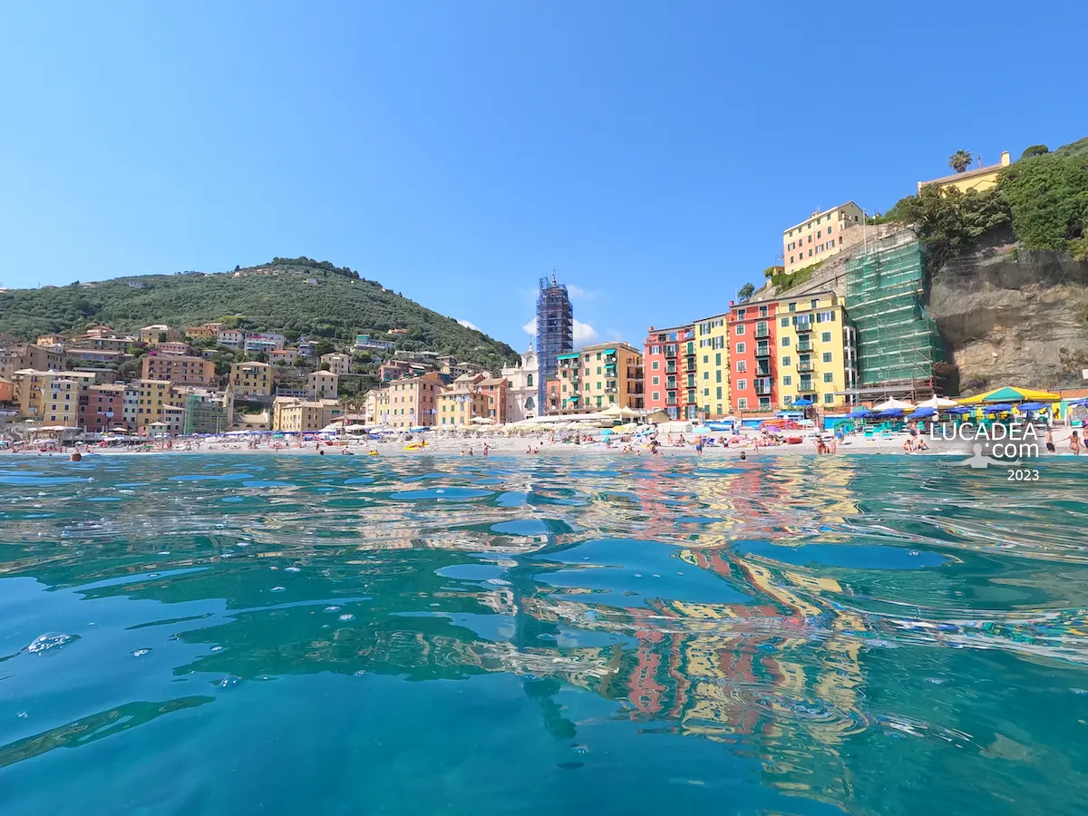 La bella Sori vista da dentro il mare