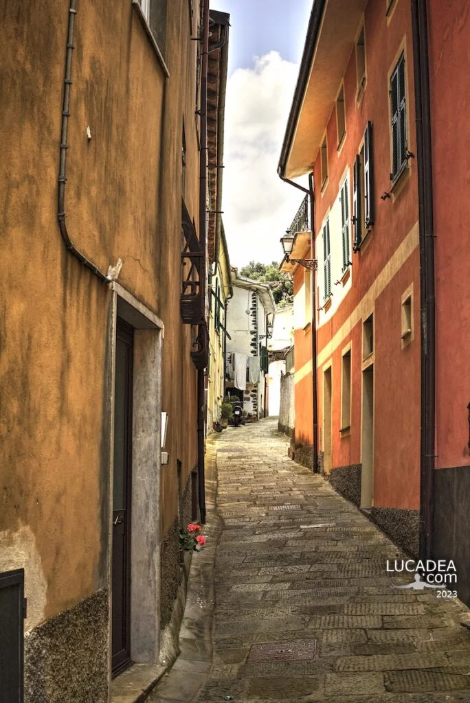 Il centro del piccolo borgo di Mattarana in Liguria