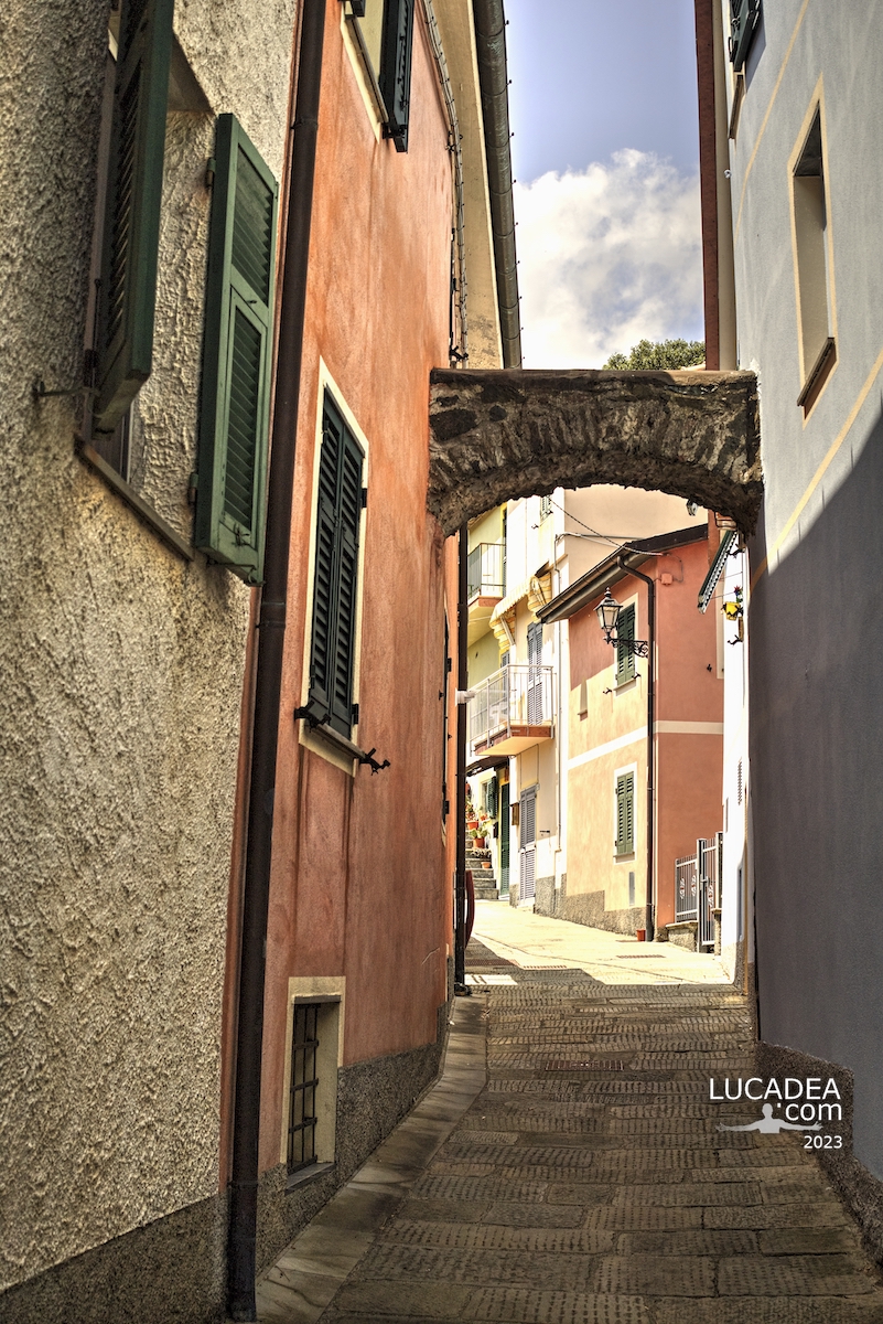 Il centro del piccolo borgo di Mattarana in Liguria