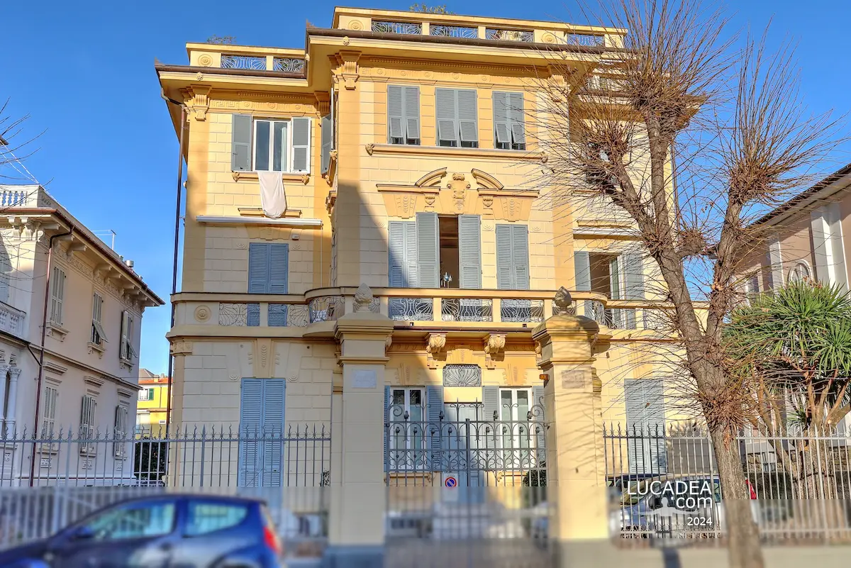 Bella villa sul Corso Buenos Aires a Lavagna, una delle eleganti costruzioni residenziali del viale alberato