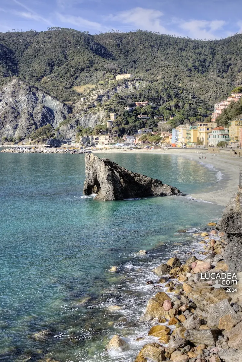 Lo scoglio isolato di Monterosso al Mare nelle Cinque Terre