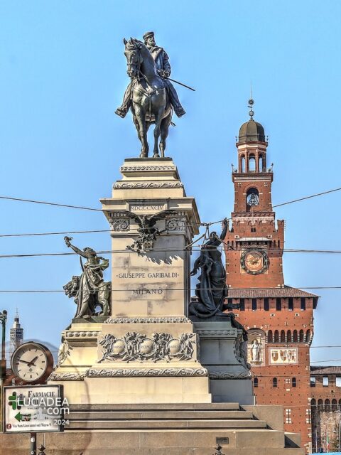 La statua di Garibaldi in largo Cairoli a Milano