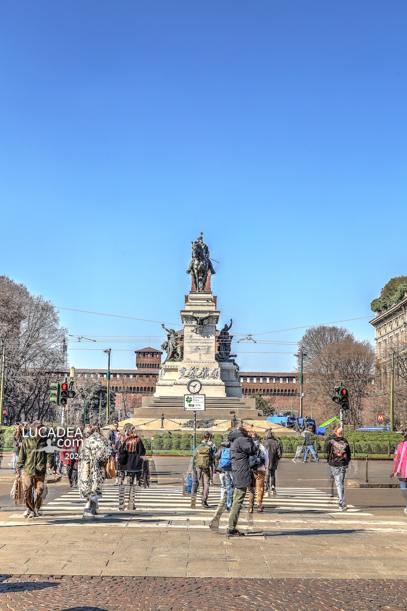 La statua di Garibaldi in largo Cairoli a Milano