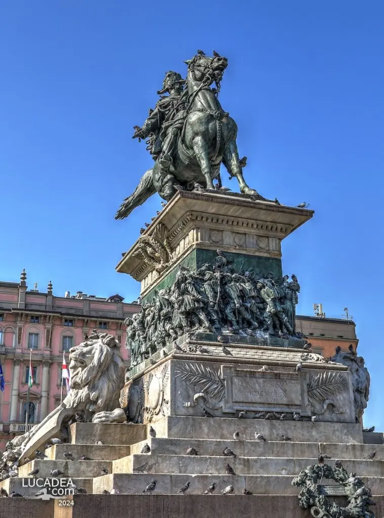 Il monumento a Vittorio Emanuele II in piazza del Duomo a Milano