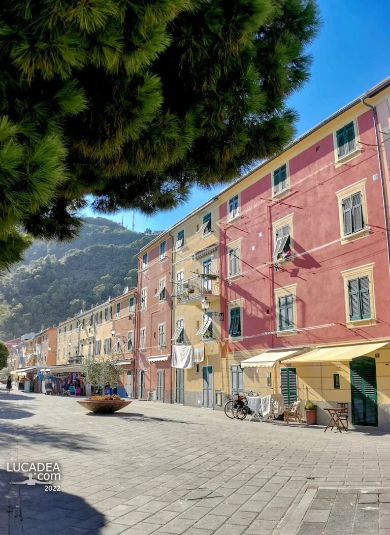 Case colorate sulla passeggiata di Ponente a Riva Trigoso vicino alla spiaggia e al mare ligure