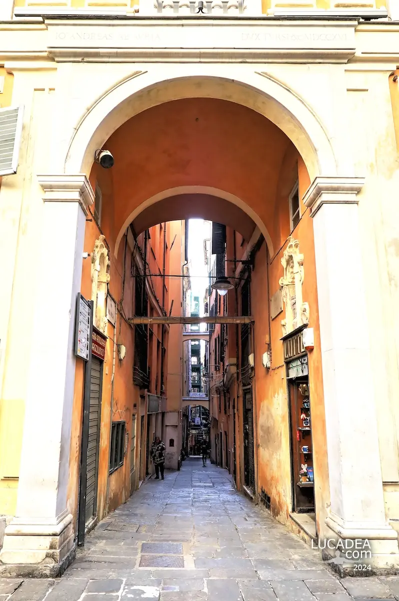 Vico del Duca nei caruggi del centro storico di Genova vicino a Palazzo Doria Tursi