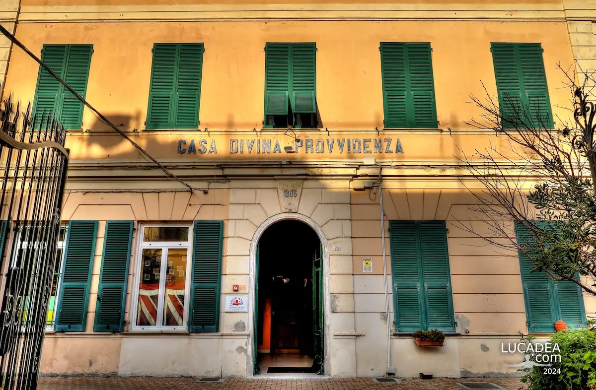 Facciata della Casa della Divina Provvidenza a Lavagna lungo una via del centro con edificio semplice e discreto