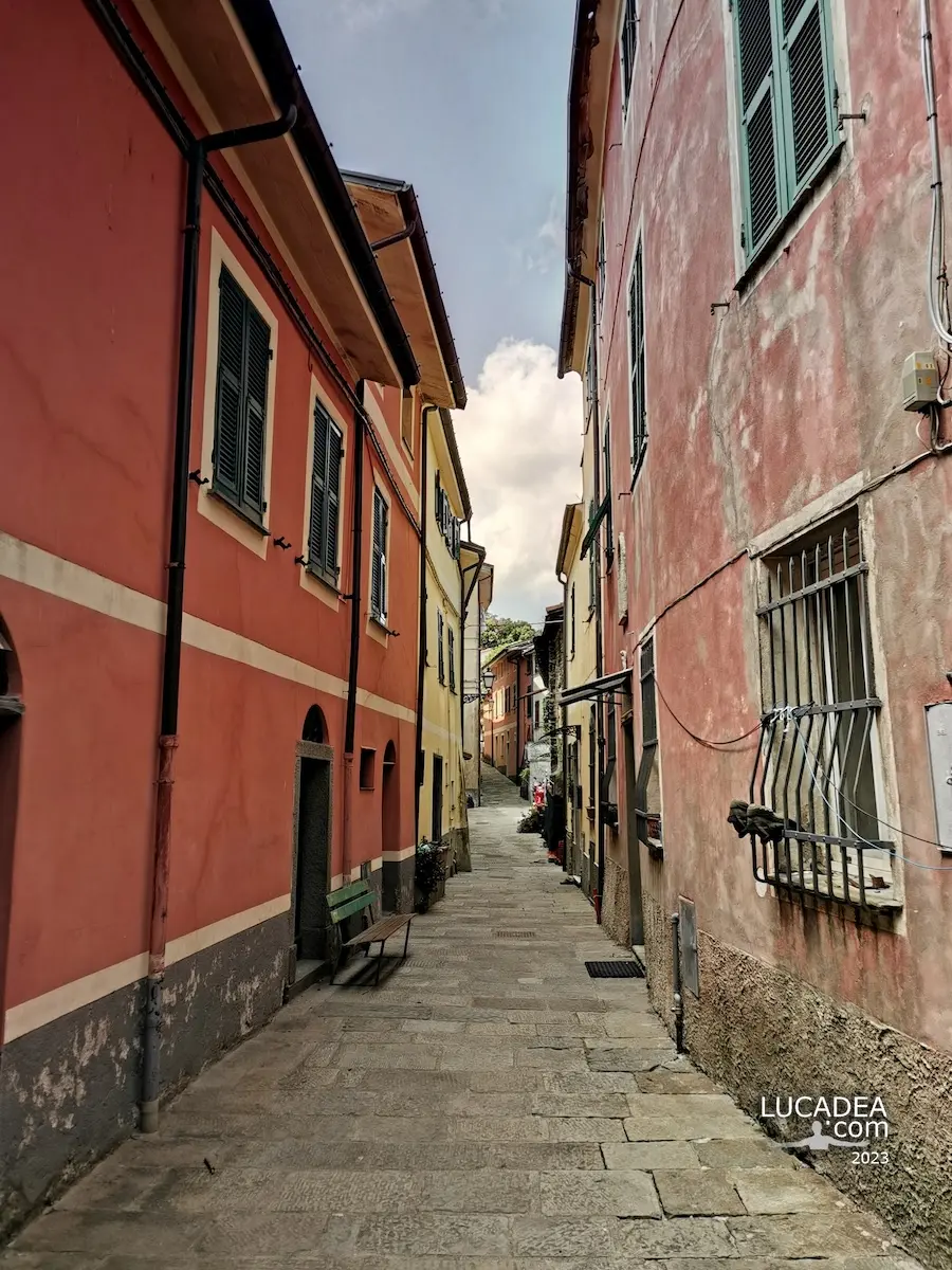 Caruggio di Mattarana in Liguria con case in pietra lungo Via Aldo Moro