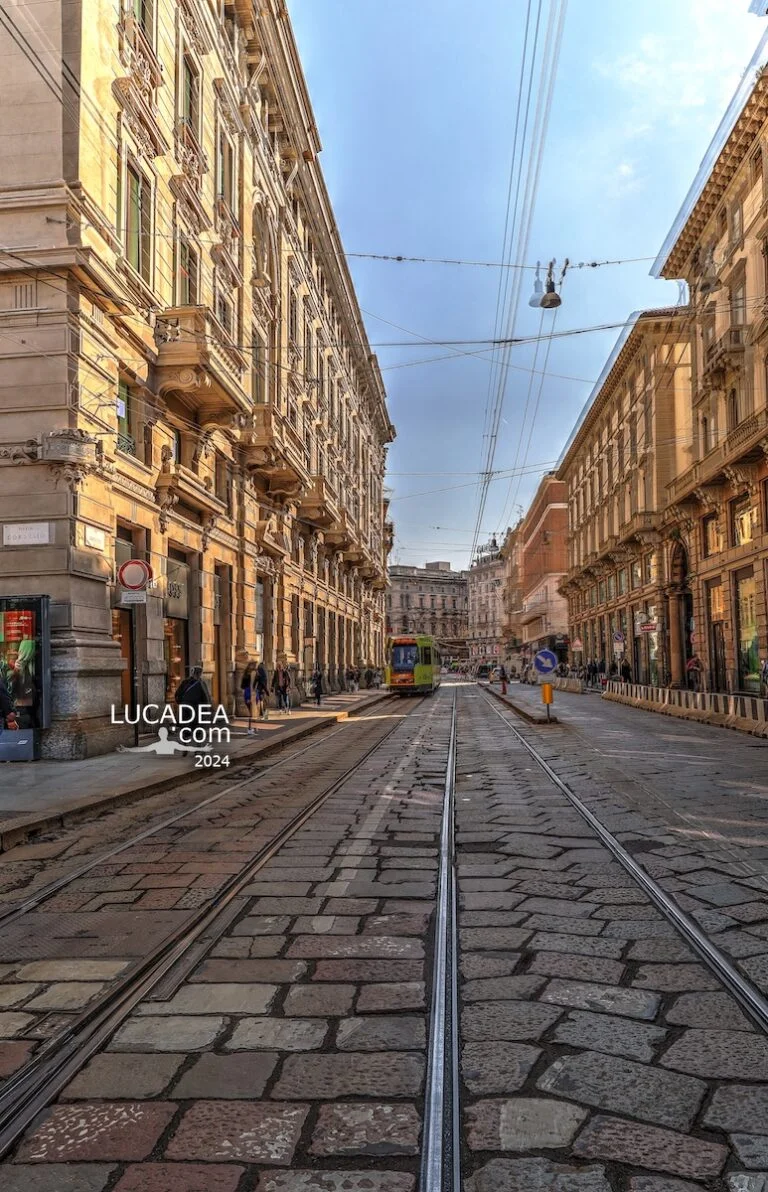 Un tratto di via Orefici a Milano