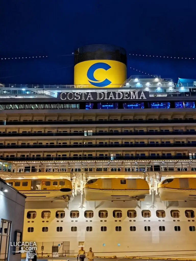 La Costa Diadema in porto a Bergen in notturna