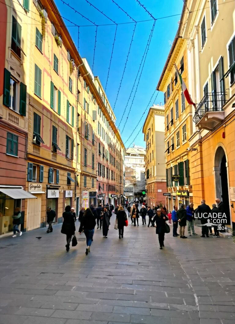 Due passi in via San Vincenzo a Genova