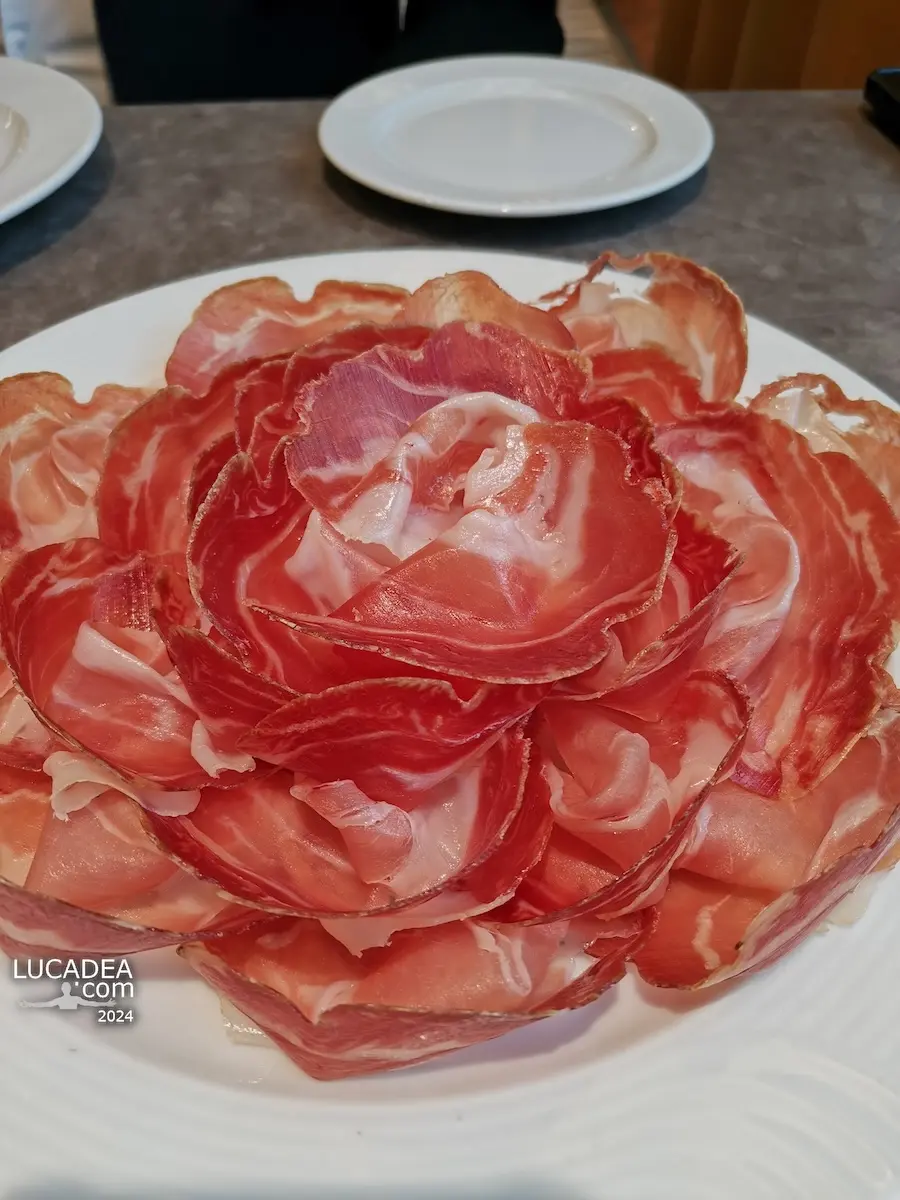 Piatto con fette di Culatello di Zibello, salume italiano tipico della provincia di Parma