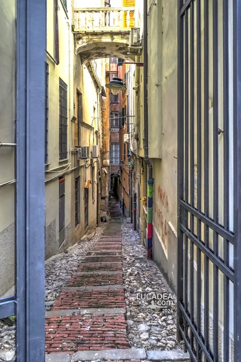 Vico Casa di Mazzini nel centro storico di Genova con il cancello del piccolo passaggio vicino al museo