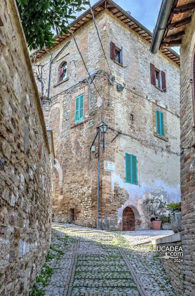 Un vicolo in salita del borgo di Montefalco