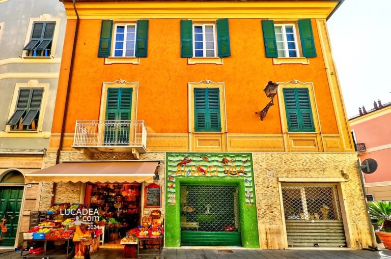 Il palazzo in Corso Colombo con la pescheria