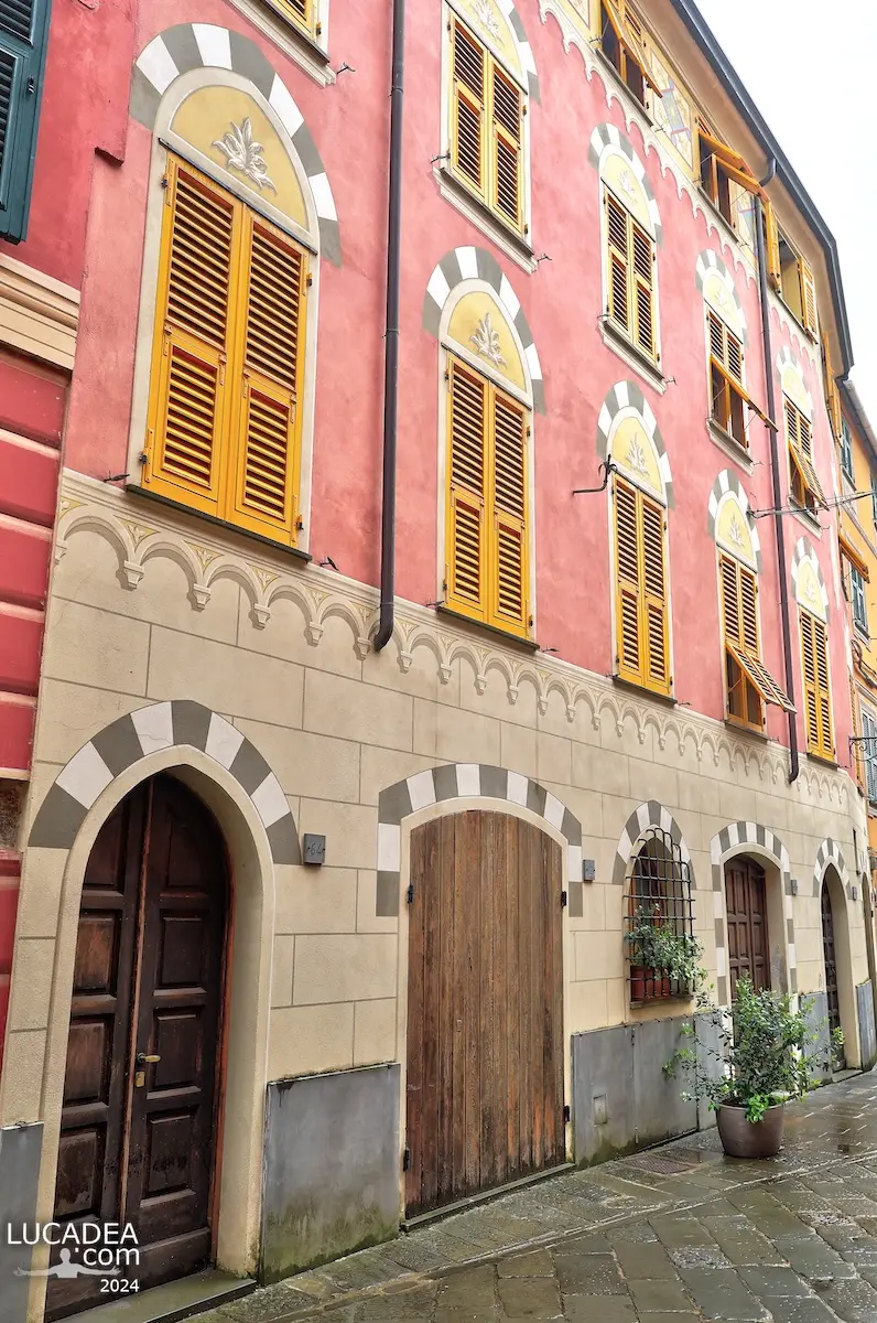 Un palazzo in via Garibaldi a Varese Ligure
