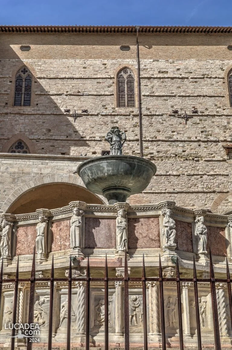 Particolari della Fontana Maggiore di Perugia