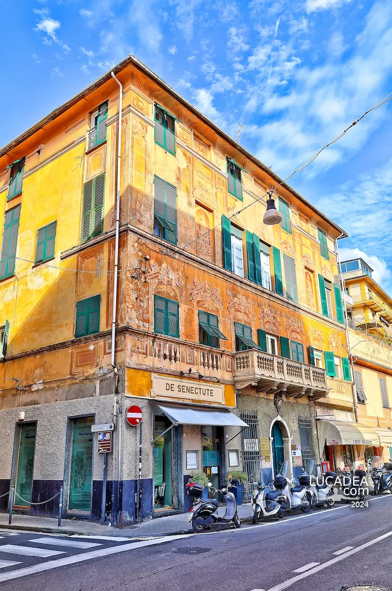 Decorazioni sbiadite sulla facciata di un palazzo nel centro di Rapallo, ancora visibili nonostante il passare del tempo