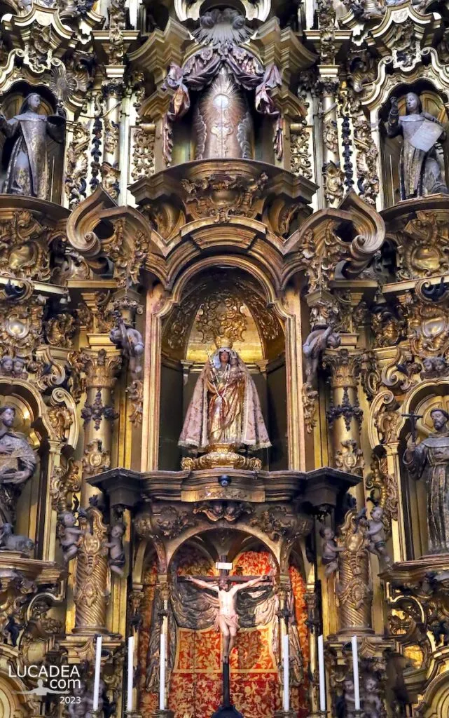 L'altare barocco in legno del convento di Cadice