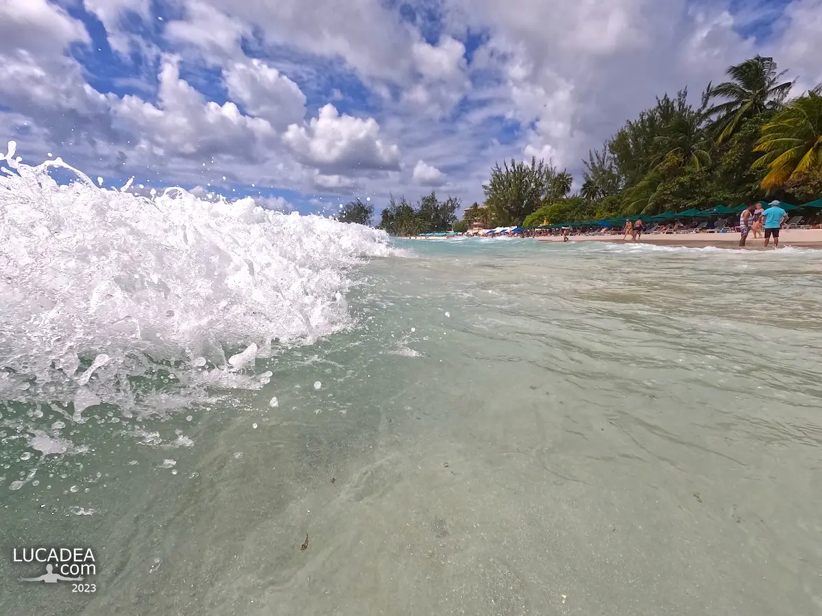 Le onde di Accra Beach alle Barbados