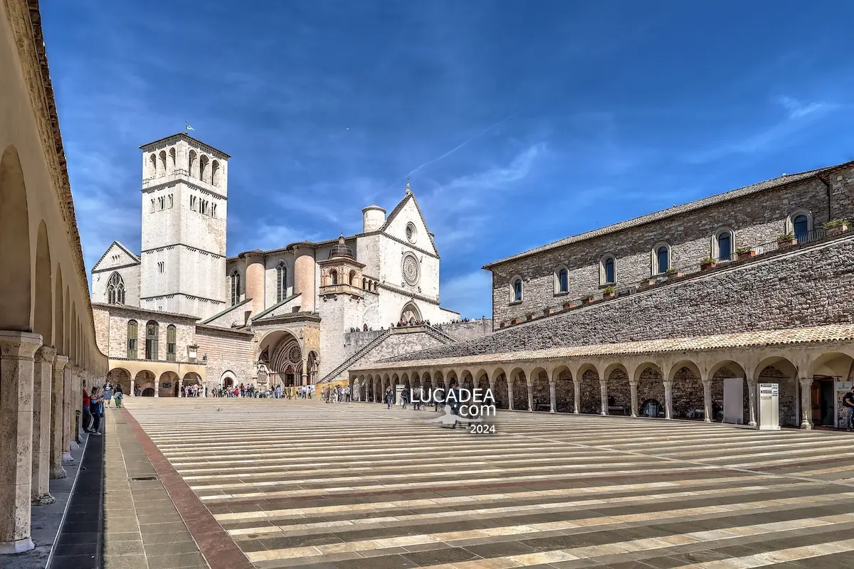 La Basilica di San Francesco dal piazzale di Assisi