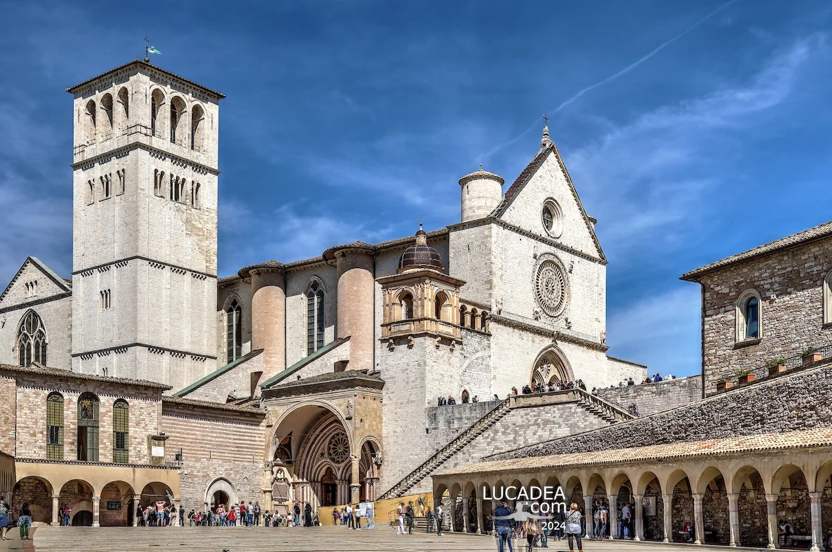 La Basilica di San Francesco dal piazzale di Assisi