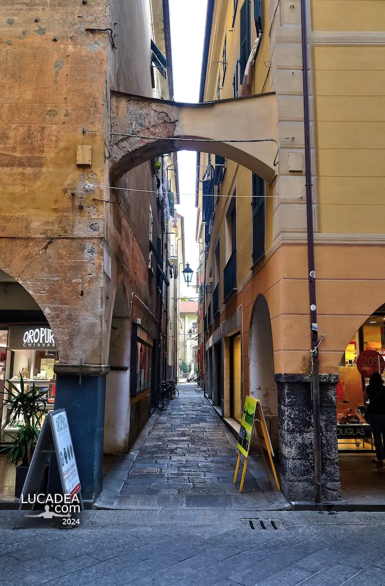 Un arco di sbataccio nel cuore del caruggio di Chiavari