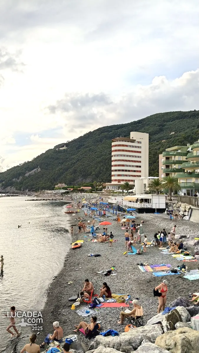 Spiaggia di Preli a Chiavari sotto Torre Fara con persone al mare e il paesaggio della costa ligure