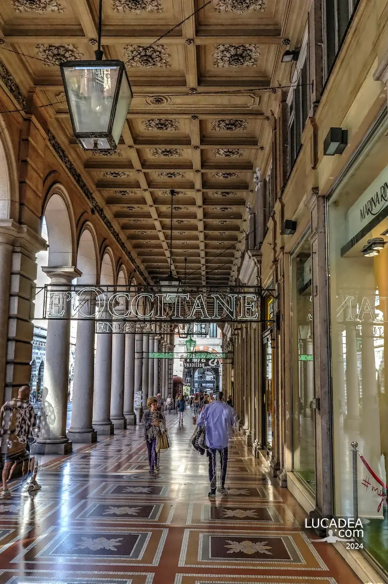 Sotto i portici di via XX Settembre a Genova