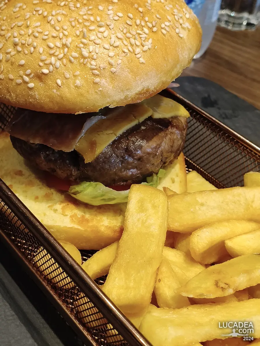 Un cheeseburger inatteso a bordo Costa Toscana