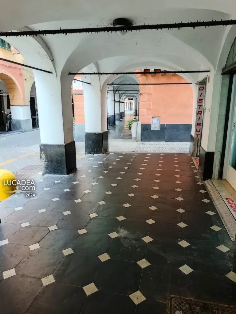 Portici in ardesia di via Dante a Lavagna