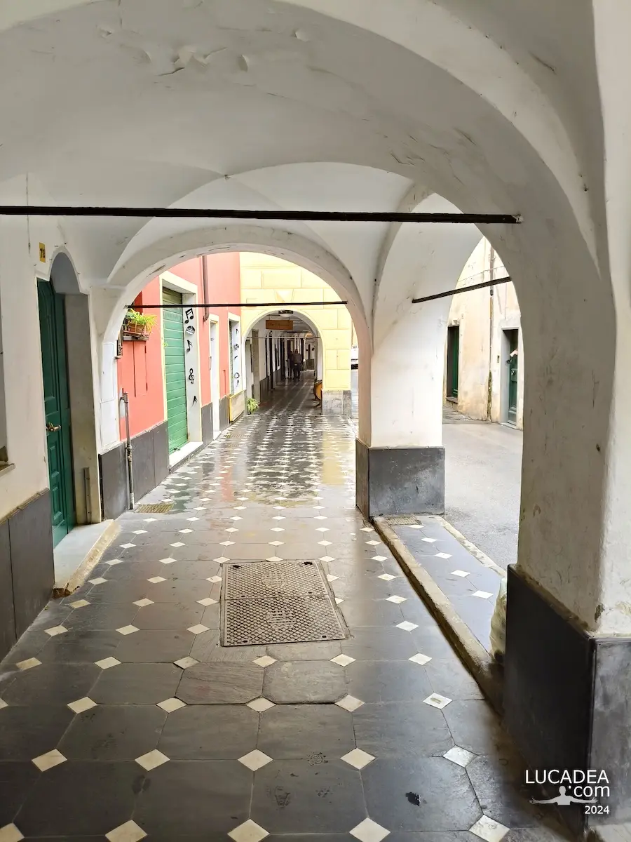 Portici in ardesia di via Dante a Lavagna