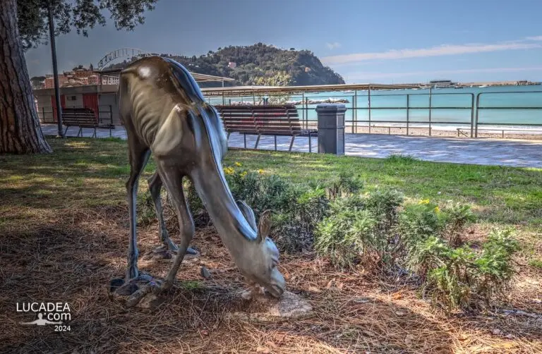 Il cerbiatto di bronzo sul mare di Sestri Levante