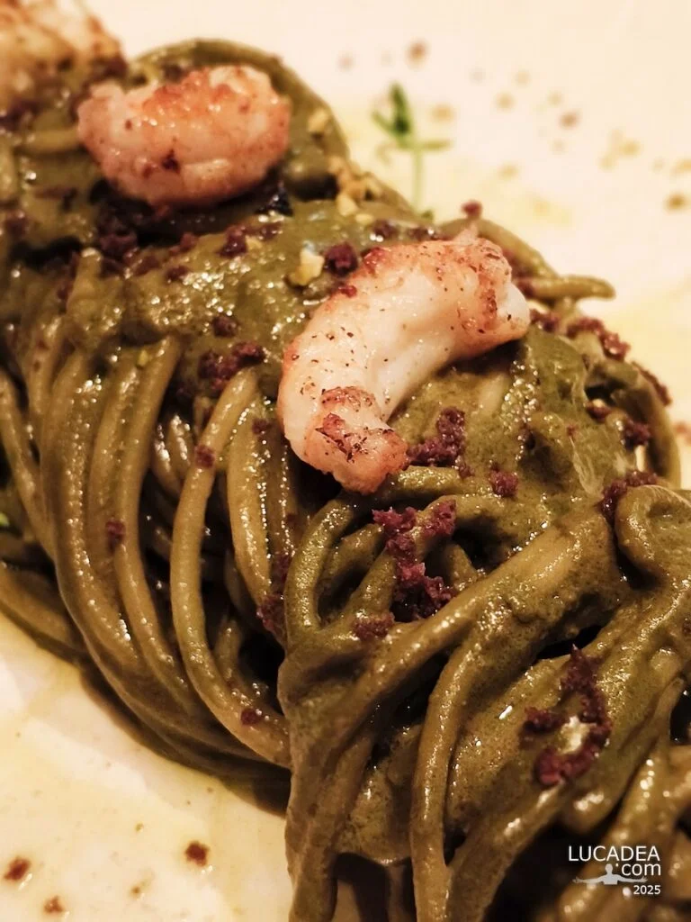 Spaghettoni al pesto di pistacchi e gamberi, la ricetta
